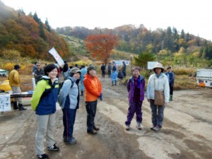 関東からブナ植え参加の美女 今年はブナ植え２５年の節目の年。 前日からロッヂに遠路お越し下さった皆さんと愉しく交歓できました。