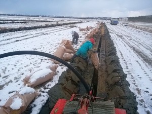 雪の中の暗渠施工作業 寒さも大変ですが、１２月に入ると、午後４時過ぎには薄暗くなり、 冬の作業はさっぱり捗りません。