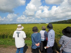 草取りのパートさんを激励する訪問者 今年の９月は最後の草取りに明け暮れました。訪問者のエールにパートさんたちも大喜びでした。