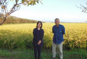 女優の杉田かおるさんご夫妻も 有機農業に関心の高い女優の杉田さんご夫婦もご訪問。収穫前の田んぼを見ていただきました。 ９月は、この他にも来訪者が多く、我がロッヂは賑やかな秋となりました。