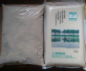 左が米ぬか。 ５kg包装のお米（写真右）と同等の袋の大きさで米ぬか約２kg前後となります。